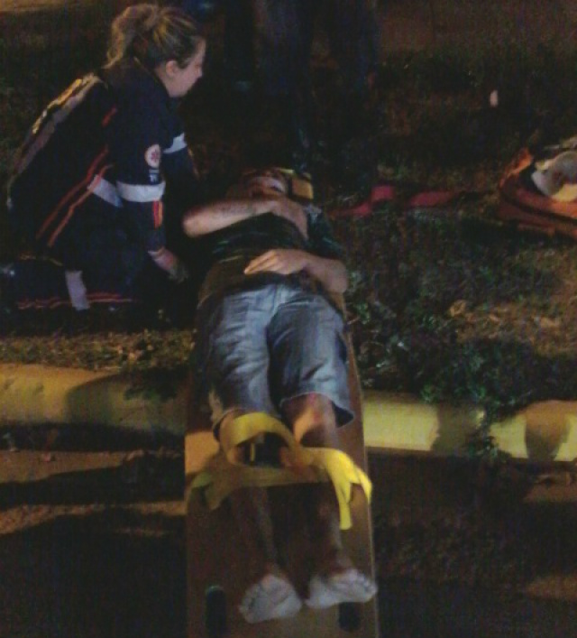 Motociclista sofre acidente ao tentar desviar de cachorro em avenida A vítima foi levada para o Hospital Auxiliadora; familiares recolheram a moto. (Foto: Fábio Jorge)