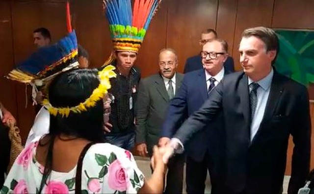 Bolsonaro defende mineração e agropecuária em terras indígenas Bolsonaro faz live ao lado de indígenas - Presidência da República
