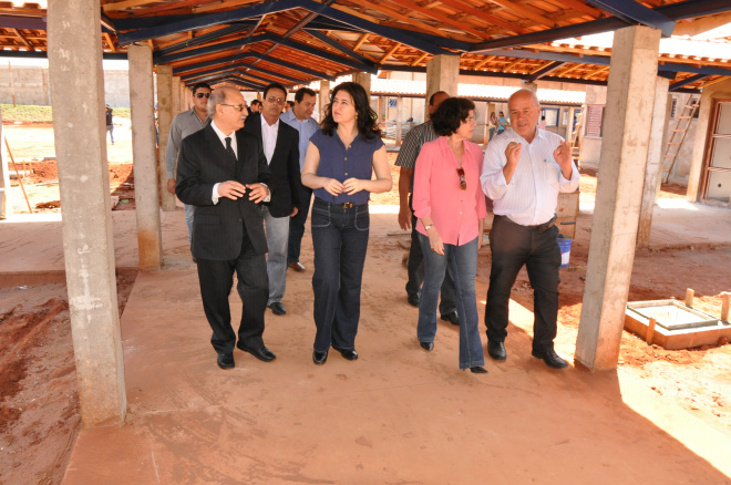 Prefeita e vice-governadora visitam obras da UNEI Marcia Moura acompanhou Simone Tebet, e o secretário de Justiça e Segurança Pública, Wantuir Jacini, na visita ao prédio da 1ª Delegacia de Polícia (DP) e à construção da nova UNEI (Foto: Divulgação/Assecom)