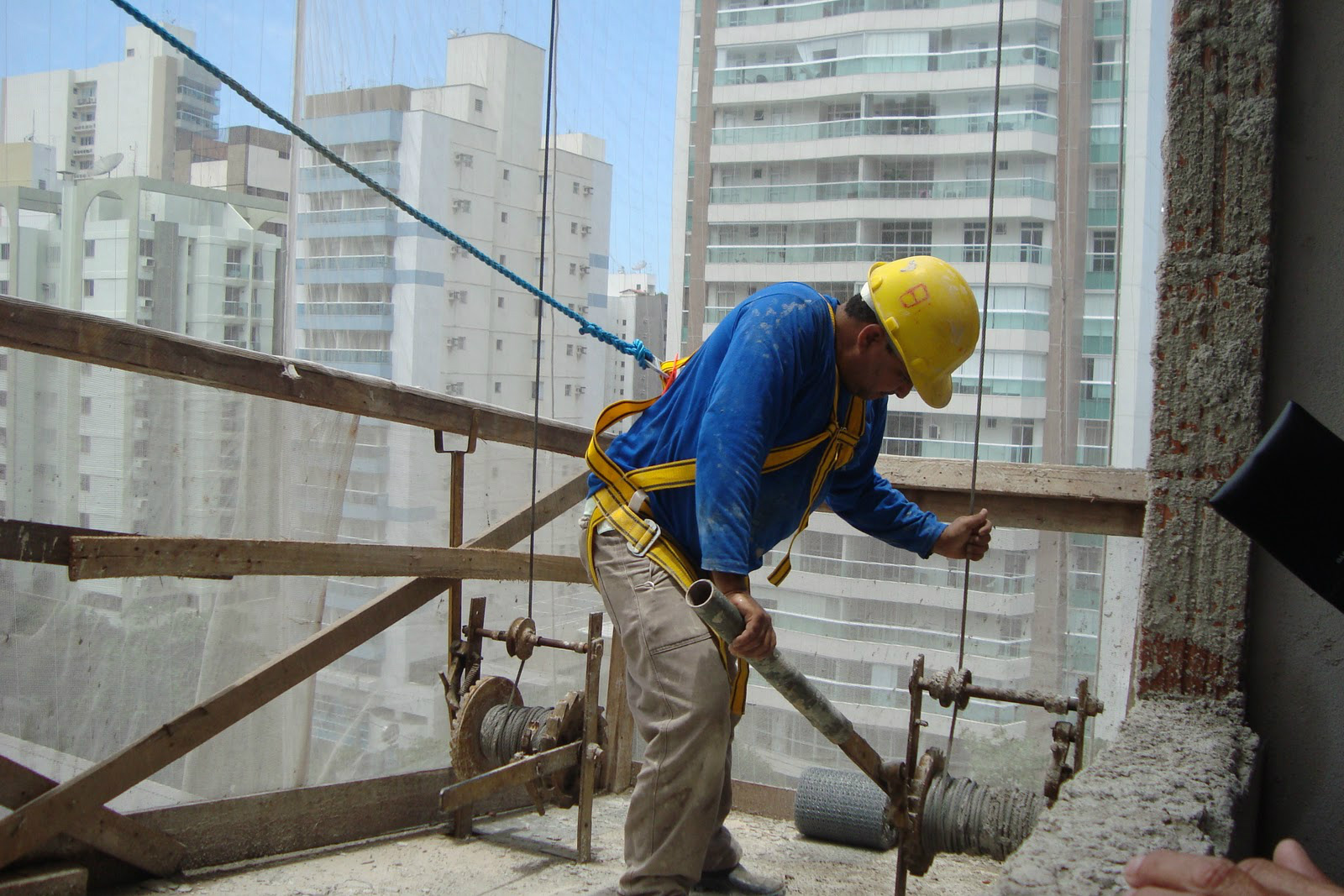 O custo nacional da construção civil em abril alcançou R$ 923,58 por metro quadrado, sendo R$ 502,33 relativos a materiais e R$ 421,25, a custo da mão de obra. (Foto: Divulgação)