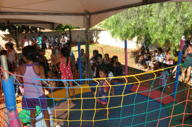 O local foi decorado e preparado para receber as crianças com a presença de personagens infantis, doces, cachorro quente, refrigerante e pintura (Foto: Divulgação/Assecom)