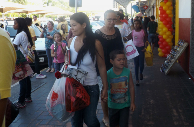 Três lagoenses aproveitam promoções de última hora para comprar presentes O comércio hoje em Três Lagoas fica aberto até às 20h. (Foto: Fábio Jorge)