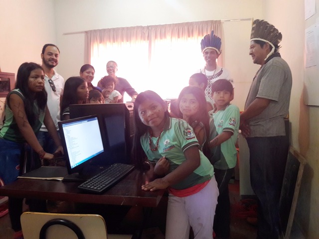 Escola indígena de Brasilândia recebe ponto de internet As crianças puderam conhecer a sala e ver a novidade implantada na escola (Foto/Assessoria)