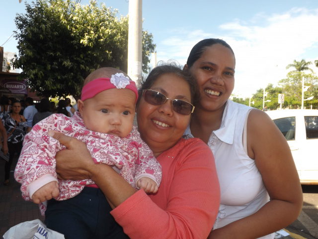 Com a pequena Maria Clara, Marluce e a filha Nádia trocaram presentes. (Foto: Fábio Jorge)