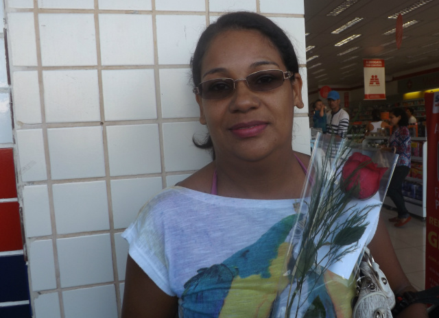 Três lagoenses aproveitam promoções de última hora para comprar presentes Rosimeire Silva está pesquisando preços de perfume, que será o presente da mãe Aparecida. (Foto: Fábio Jorge)