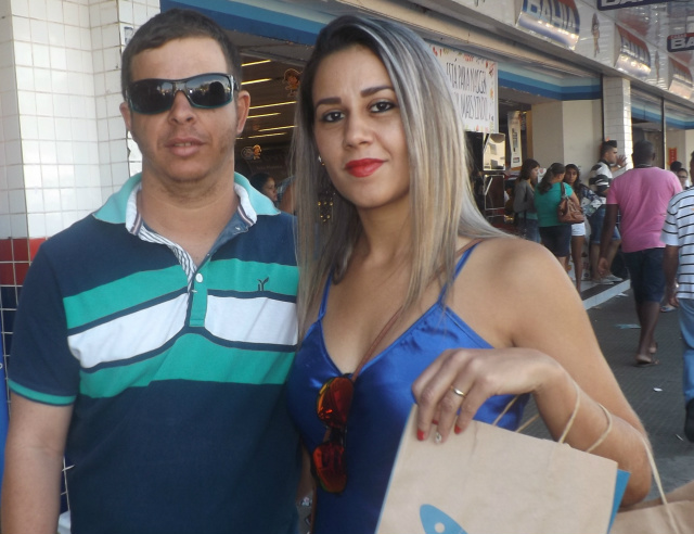 Três lagoenses aproveitam promoções de última hora para comprar presentes Presentes para mãe, sogra e namorado que faz aniversário (Foto: Fábio Jorge)