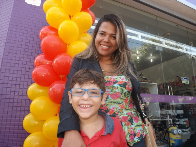 Três lagoenses aproveitam promoções de última hora para comprar presentes Sábado é o melhor dia para comprar, dá tempo de pesquisar bastante. (foto: Fábio Jorge)