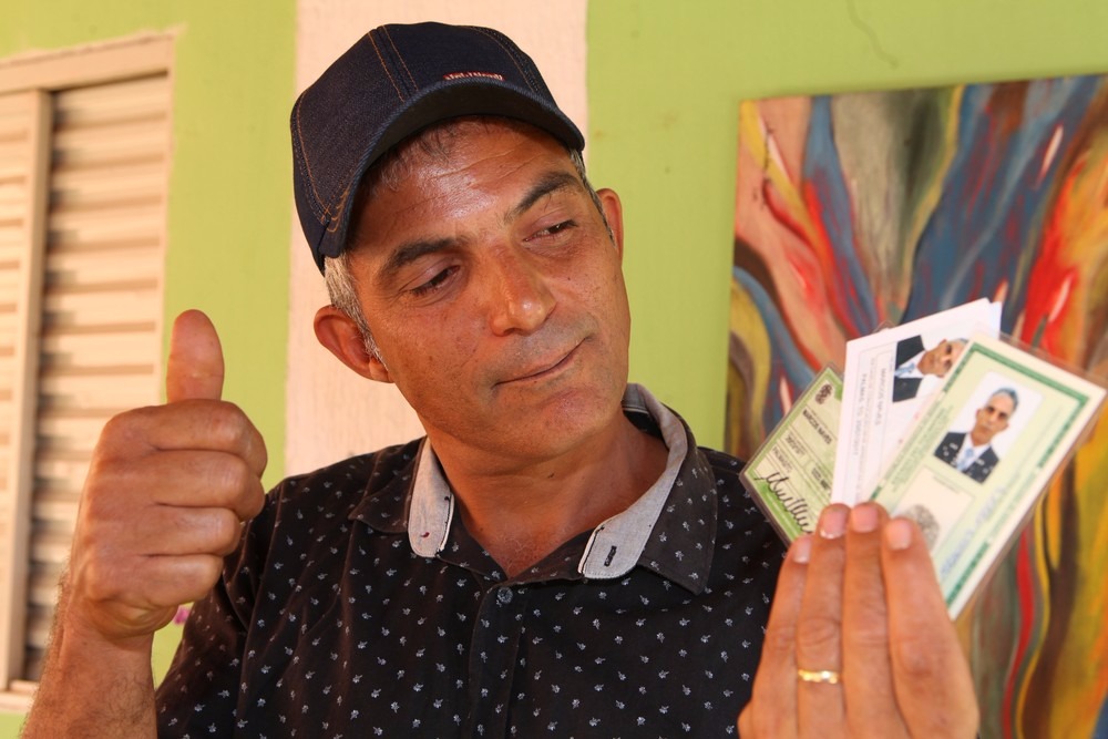 Pintor registrado com nome de mulher consegue mudar documentos após 40 anos Marcos Naves conseguiu refazer todos os documentos (Foto: Lia Mara/Jornal do Tocantins)