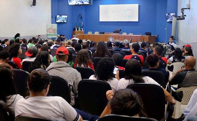 Estudantes lotam plenário durante 1º Ciclo de Palestras da Juventude Após a abertura, o primeiro a usar a palavra foi o presidente do Conselho Municipal da Juventude, Leonardo Valera, o qual encorajou os jovens para lutar pelo futuro de Três Lagoas (Foto/Assessoria)