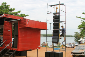 Mesmo sem apoio da prefeitura, 10º Arrancadão de Barcos vai acontecer em TL Técnico de som instala coluna de caixas no palco que vai animar a galera no bairro Jupiá (Foto: Ricardo Ojeda)