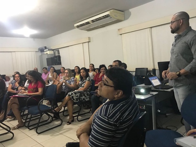 SEMEC realiza primeiro encontro de Formação Continuada Específica para profissionais da Educação O palestrante fez ainda uma retrospectiva histórica do surgimento da Educação de jovens e adultos na História do país e discutiu ainda na palestra as metas 3, 8, 9, 10 e 11 do Plano Municipal de Educação.(Foto:Assessoria)