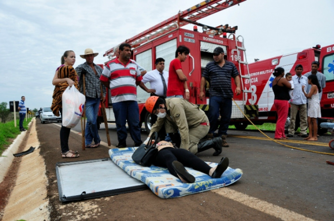 Algumas vítimas receberam atendimento no local (Foto: Márcio Rogério/Nova News)