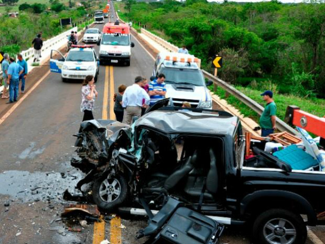 A colisão aconteceu a poucos metros da ponte do Córrego do Baile (Foto: Márcio Rogério/Nova News)