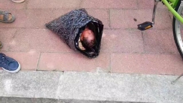 Imagem de bebê em saco plástico está circulando em rede social chinesa Foto: Weibo/Reprodução