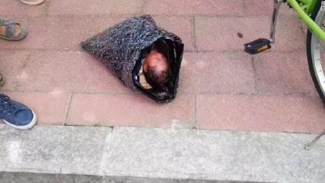 Polícia investiga mãe que enviou recém-nascida pelo correio a orfanato Imagem de bebê em saco plástico está circulando em rede social chinesa Foto: Weibo/Reprodução