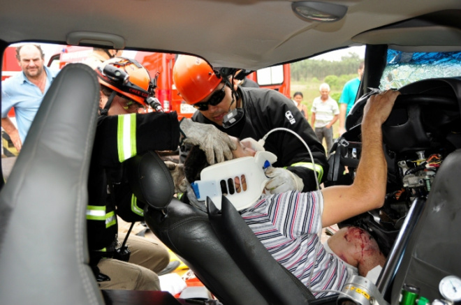 Equipes do Corpo de Bombeiros de Nova Andradina resgataram vítimas presas as ferragens da S-10 (Foto: Márcio Rogério)