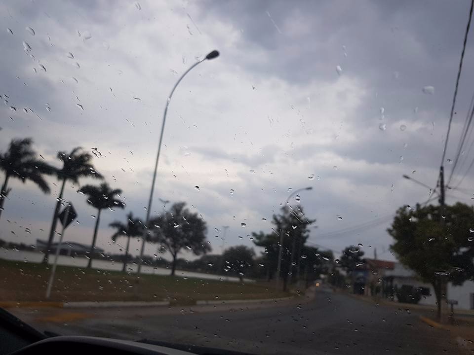Tão desejada chuva chega a Três Lagoas (Fotos: Ricardo Ojeda - Perfil News).