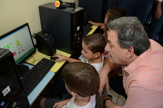 Em Costa Rica, Moka inaugura obras e interage com alunos de informática Senador Moka interagiu com as crianças do curso de informática (Foto: Divulgação)