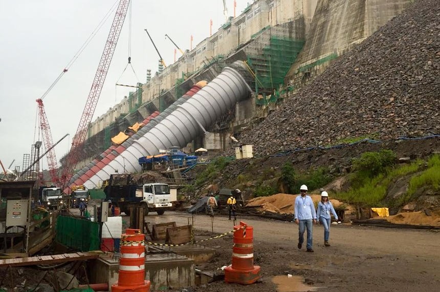 Sancionada com veto parcial lei que dificulta paralisação de obras públicas Polêmica, a construção da hidrelétrica de Belo Monte, no Pará, foi várias vezes paralisada por meio de liminares na Justiça