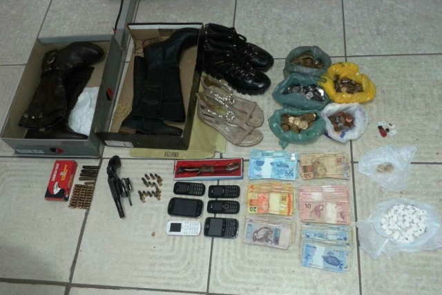 Dinheiro, drogas e objetos apreendidos na residência dos acusados. (Foto: Rádio 90FM)
