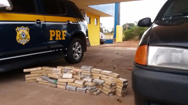 No interior do automóvel e acabaram encontrando 12 tabletes de maconha. 