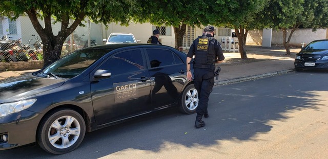 Operação do GAECO faz prisões em Três Lagoas Policias do GAECO fazem operação deste hoje pela manhã em Três Lagoas e outros municípios do Estado os presos estão sendo levados para o 3° DP (Foto/Ricardo Ojeda)