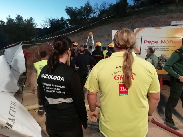 Bombeiros espanhóis tentam resgatar menino de dois anos em poço de 100 metros de profundidade Equipes de resgate buscam a criança sem descanso e psicólogos acompanham a família. Foto: Serviço de emergência de Andaluzia