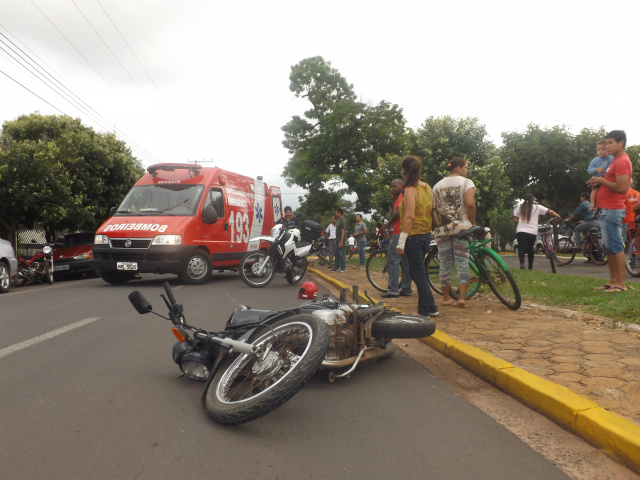 Acidente entre moto e bicicleta mobiliza Corpo de Bombeiros e PM O motociclista caiu cerca de 20 metros do local da colisão. (Foto: Fábio Jorge)
