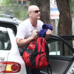 Gianecchini volta para casa depois de 3ª rodada de quimioterapia Gianecchini foi fotografado enquanto chegava ao seu prédio, no bairro dos Jardins