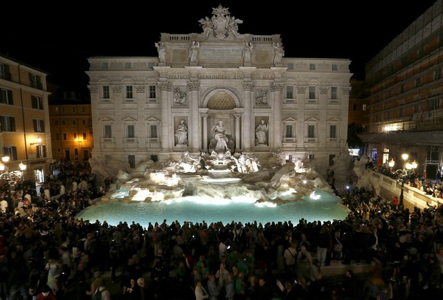 Fontana di Trevi: prefeitura de Roma e Igreja brigam por milhões em moedas jogados na fonte por turistas Fontana di Trevi, em Roma — Foto: Reuters