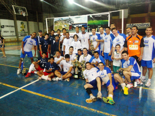 As três equipes finalistas e os troféus conquistados. Foto: Divulgação/Assessoria