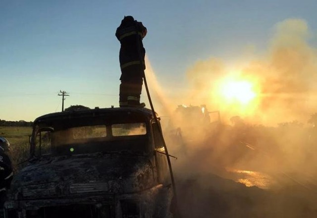 Caminhão pega fogo e mobiliza o Corpo de Bombeiros na BR 267 em Nova Alvorada do Sul Fotos: Nova Alvorada News
