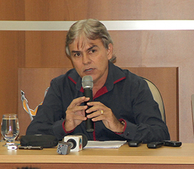 O vereador Jorginho do Gás nesta manhã, durante coletiva de imprensa. (Foto: Assessoria)