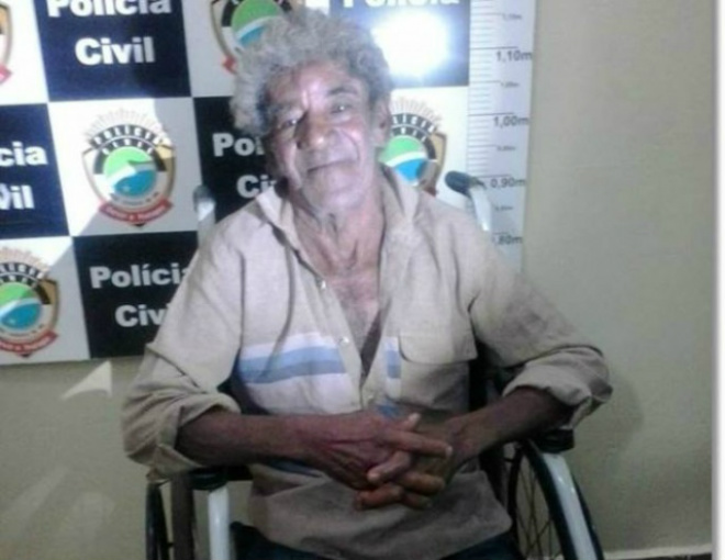Cadeirante é preso acusado de tráfico de drogas em Itaporã Segundo a polícia, Marcelino dos Santos, de 70 anos, vendia droga no calçadão municipal (Foto: Itaporã News)