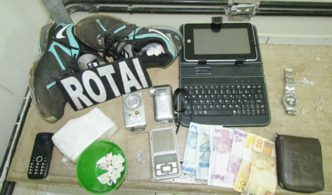 Os policiais encontraram dez papelotes de crack dentro do tênis e Barbosa (Foto: Assecom)