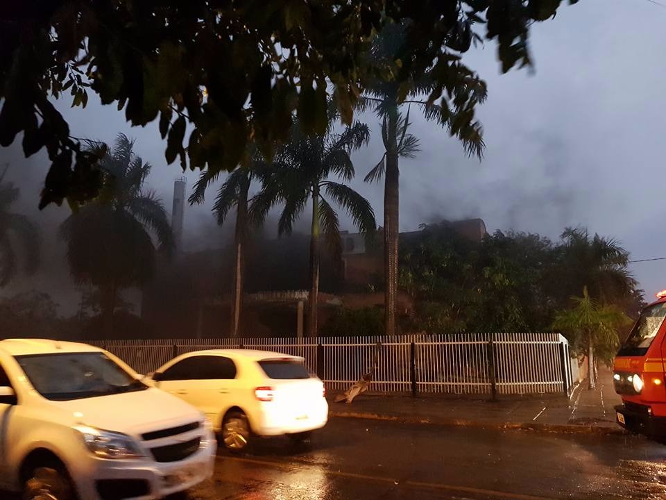 Fumaça escura chamou a atenção dos moradores. (Foto: Ricardo Ojeda/ Perfil News). 