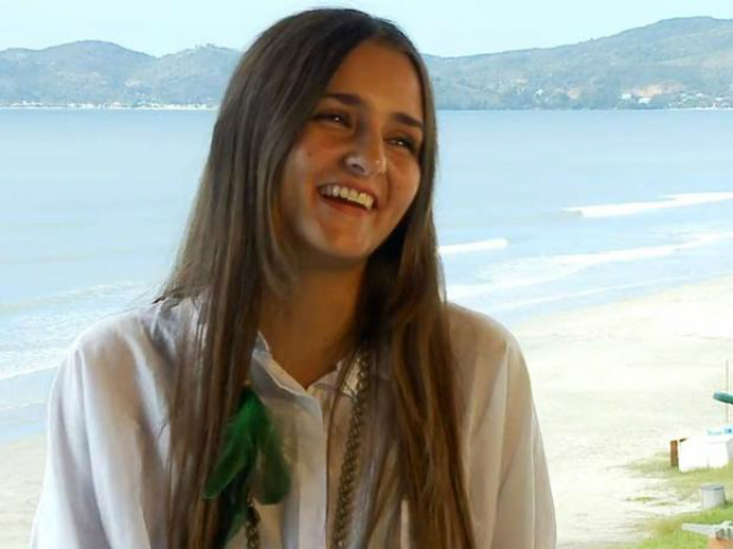 Brasileira de 20 anos leiloa virgindade pela internet Com apoio da mãe e do irmão, a jovem garante que tem a consciência tranquila e considera a situação como uma aventura (Fotos: Site Virgins)