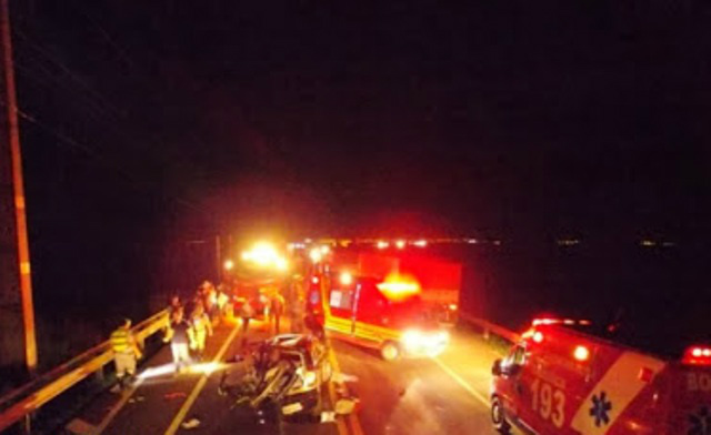 Homem morre após ser atropelado na ponte sobre o Rio Paraná O resgate foi feito pelo Corpo de Bombeiros de Presidente Epitácio (Foto: Da Hora Bataguassu)