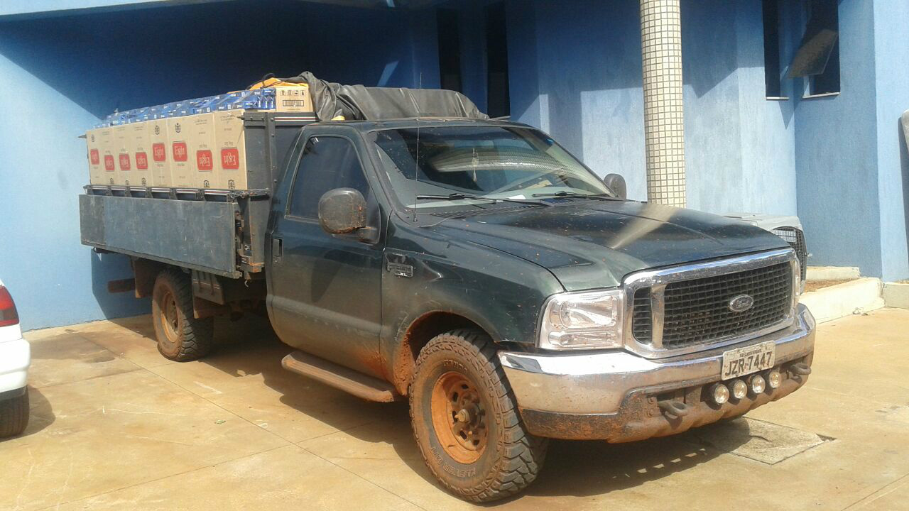 4000 pacotes de cigarro contrabandeados são apreendidos na BR-262 Veículo Ford/ F250 XL L que transportava a carga de cigarros contrabandeados. (Foto: PRF)
