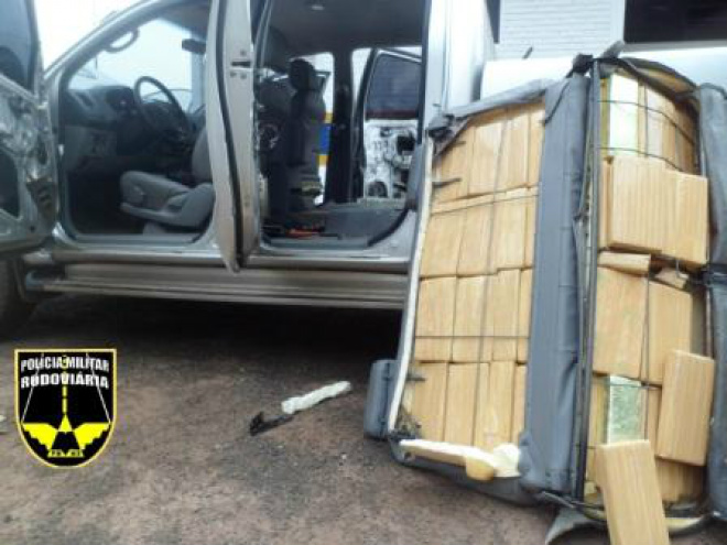 PMR encontra maconha em fundo falso de Hilux em Amambai Na entrevista, além de apresentarem muito nervosismo ambos afirmaram que por serem vendedores autônomos estavam na região a serviço (Foto: Divulgação/Assecom)