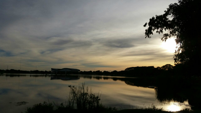 Nascer do sol de hoje em Três Lagoas, com algumas nuvens, mas nhão chove segundo a previsão. (Foto: Ricardo Ojeda)