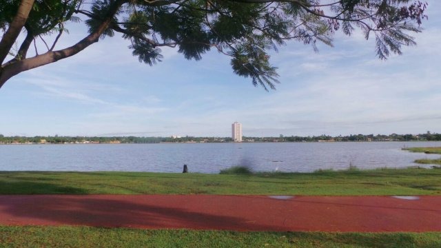 Mulher caminhava na orla da Lagoa Maior no momento em que foi rendida pelos ladrões. (Foto: Arquivo/Perfil News). 