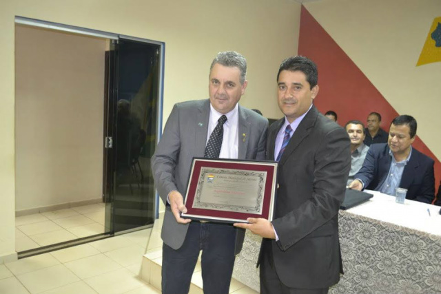 Angelo Guerreiro recebe título de cidadão Selvirense O deputado recebeu o título das mãos do Vereador Juninho. (Foto: Assessoria)