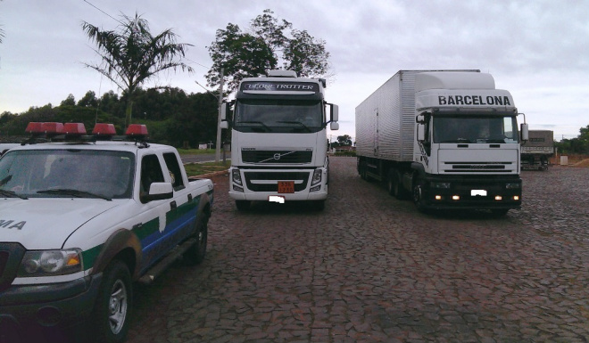 PMA apreende carretas transportando produtos perigosos O produto saíra de Pinhais (PR) e iria para Cuiabá (MT) (Foto: Divulgação/PMA)