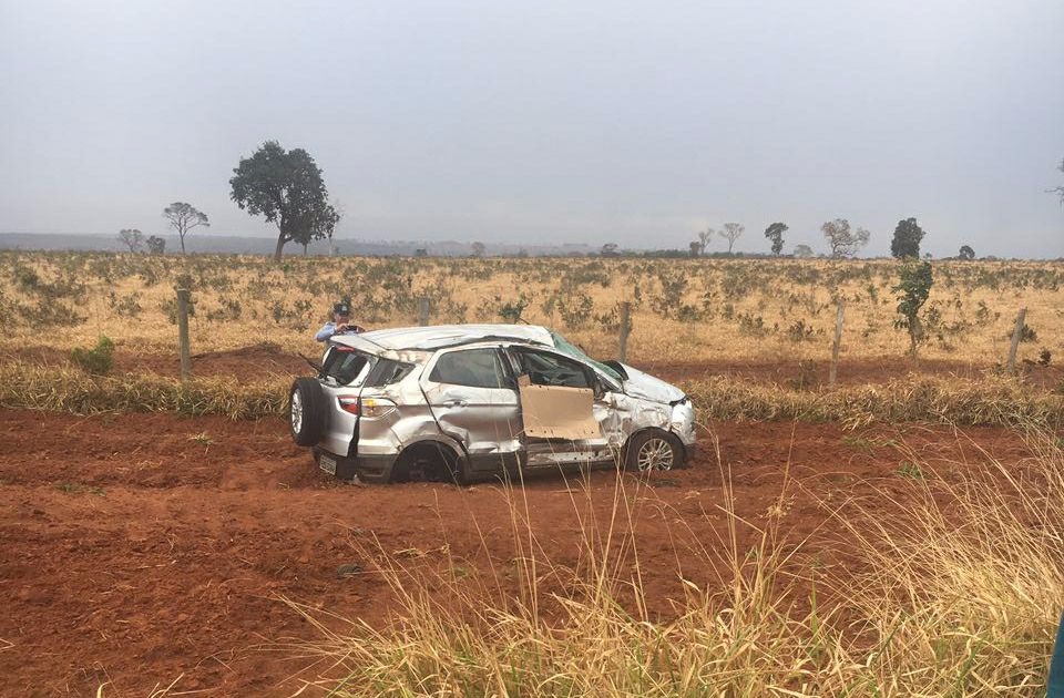 Carro capota ao desviar de tatu e passageiro se fere gravemente Veículo ficou bastante danificado. (Foto: Divulgação/ PRE).