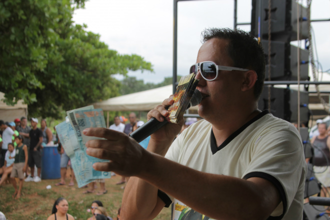 Organizadores comemoram sucesso do 10ª Arrancadão de Barcos de Jupiá Vereador Gil do Jupiá conseguiu arrecadar R$ 4.900 através de doações de quantias que variavam de R$ 10 à R$ 400 e a verba será aplicada na premiação dos vencedores da competição (Foto: Ricardo Ojeda)