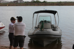 Duas lanches e mesmo militares da Marinha do Brasil esteve no evento fazendo a fiscalização odos pilotos e das embarcações (Foto: Ricardo Ojeda) 