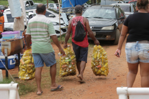 Na festa do povo todos encontraram uma forma de faturar, no caso o catador de latas aproveitou para ganhar dinheiro (Foto: Ricardo Ojeda) 