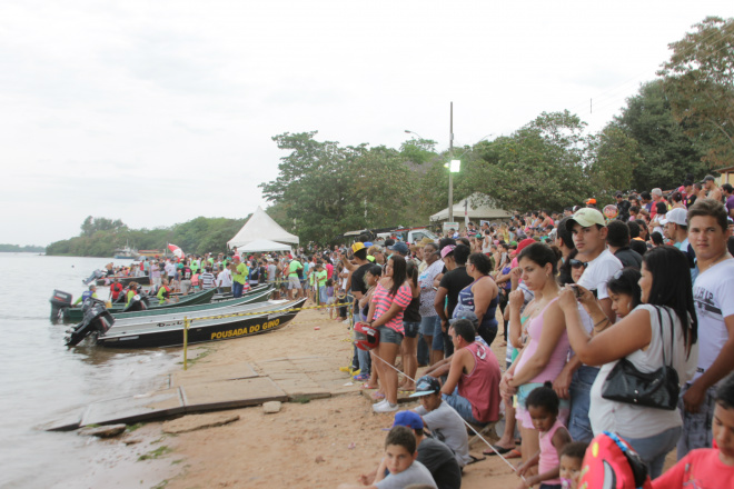 Organizadores comemoram sucesso do 10ª Arrancadão de Barcos de Jupiá A prainha teve que ter um cordão de isolamento para o público não entrar na água (Foto: Ricardo Ojeda)