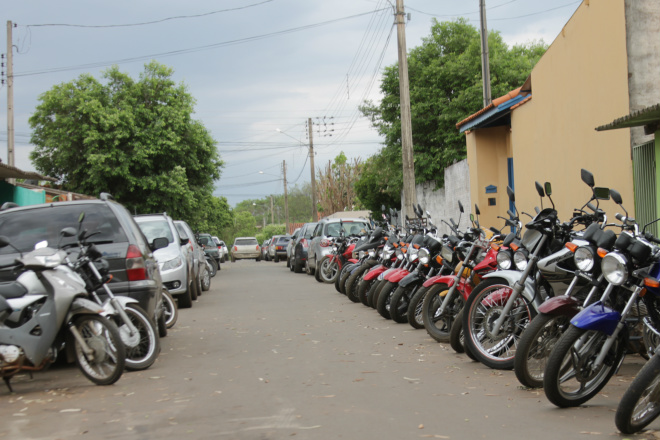 Nos dois lados da via, veículos e motocicletas tomaram conta do espaço para estacionar (Foto: Ricardo Ojeda) 
